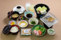 ご朝食　焼魚・湯豆腐・卵料理・ちりめん・サラダ・小鉢・まぐろ節・ご飯・味噌汁
※内容が変更になる場合がございます