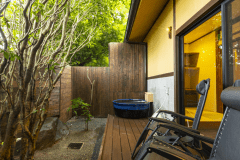 【茜】広々としたウッドデッキと信楽焼きの露天風呂が付いております。