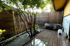 【羽衣】広々としたウッドデッキに岩のくりぬき風呂を設置しております。