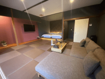 48㎡の広さがある華芳には、３人掛けの大き目のソファーや小上がりベッドを備えております。バルコニーにはインフィニティチェアがあり、夜はお外でゆっくり晩酌もお楽しみ頂けます♪