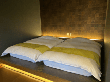 【華芳】小上がりのベッドタイプになっておりシモンズ製のセミダブルマットレスを導入しております。