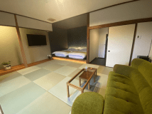 【茜】客室は55㎡の広さがあり、ゆったり座れるソファも設置しております。