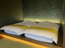 【茜】小上がりのベッドタイプになっておりシモンズ製のセミダブルマットレスを導入しております。