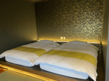 【紅梅】小上がりのベッドタイプになっておりシモンズ製のセミダブルマットレスを導入しております。