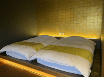 【羽衣】小上がりのベッドタイプになっておりシモンズ製のセミダブルマットレスを導入しております。