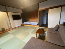 【若菜】小上がりのベッドタイプになっておりシモンズ製のセミダブルマットレスを導入しております。