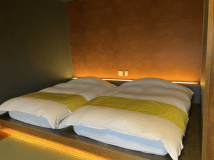 【若菜】小上がりのベッドタイプになっておりシモンズ製のセミダブルマットレスを導入しております。