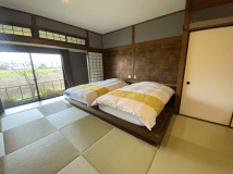 【華野】小上がりのベッドタイプになっておりシモンズ製のセミダブルマットレスを導入しております。