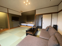55㎡の広さがある紅梅には、３人掛けの大き目のソファーや小上がりベッドを備えております。