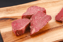 黒毛和牛の一頭から数キロしか取れない希少なヒレ肉の中でも最高部位とされるシャトーブリアンです。 黒毛和牛の一頭から数キロしか取れない希少なヒレ肉の中でも最高部位とされるシャトーブリアンです。