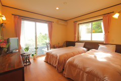 客室一例（海側｜ツインベッド）。客室露天風呂で気兼ねなく温泉をご満喫ください。