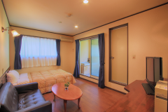 客室一例（山側２階｜ダブルベッド）。ヒノキ露天風呂付。アメニティ・ペットケア用品充実。