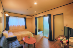 客室一例（山側１階｜ダブルベッド）。ヒノキ露天風呂付。アメニティ・ペットケア用品充実。