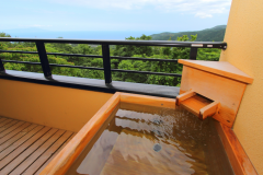 客室露天風呂一例（桧）。ペット用バスタブ付♪　※露天風呂の種類は指定できません。