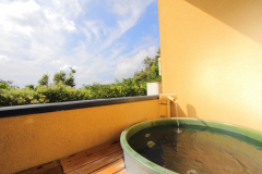 客室露天風呂一例（陶器）。ペット用バスタブ付♪　※露天風呂の種類は指定できません。