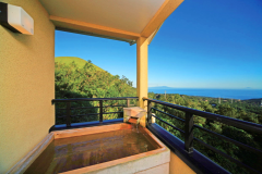 客室露天風呂一例（桧）。ペット用バスタブ付♪　※露天風呂の種類は指定できません。