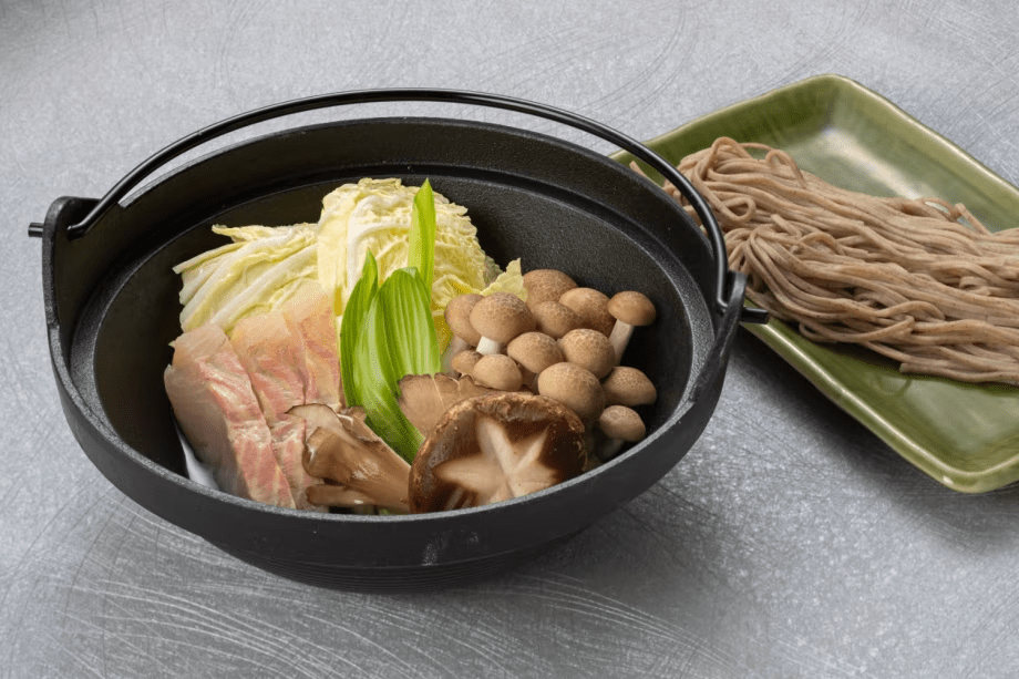 チョウザメの骨で出汁を取り、身と信州の食材を併せた一品。コラーゲンと旨味を纏った食材を堪能できるお鍋をお楽しみください。