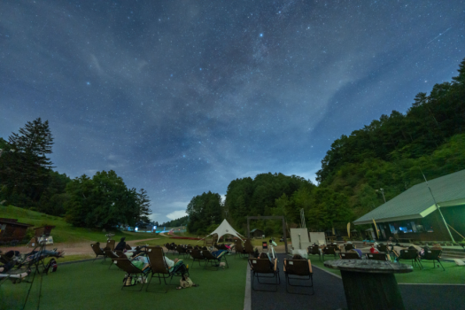 標高1400mの山頂で空一面に広がる満天の星・天の川をご堪能下さい。
（夏でも気温が下がる場合がございますのでご了承ください。）