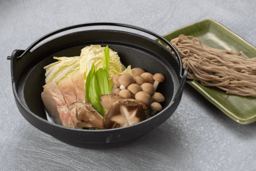 チョウザメの骨で出汁を取り、身と信州の食材を併せた一品。コラーゲンと旨味を纏った食材を堪能できるお鍋をお楽しみください。