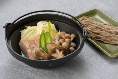 チョウザメの骨で出汁を取り、身と信州の食材を併せた一品。コラーゲンと旨味を纏った食材を堪能できるお鍋をお楽しみください。