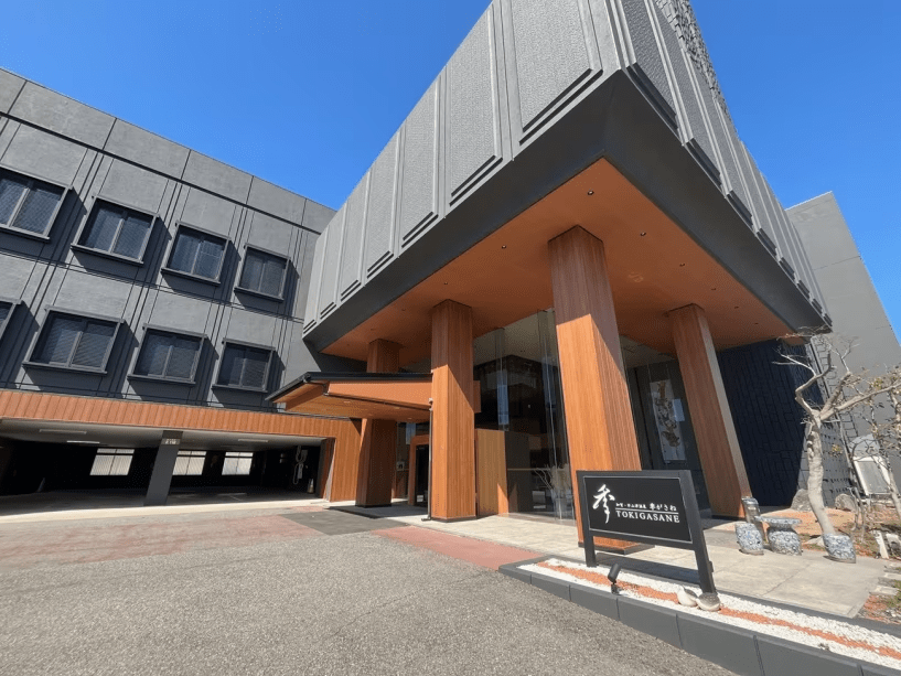 【2026年リニューアル】シックな意匠が彩る、新しい「季がさね」の佇まい

外観を全面的にリニューアルし、シックで落ち着きのある「柄」を基調としたモダンな装いへと生まれ変わりました。

柴山潟の穏やかな景観に馴染みつつも、凛とした存在感を放つ新しいデザイン。
一歩足を踏み入れる前から、日常を忘れさせるような「大人のおこもり感」を演出します。