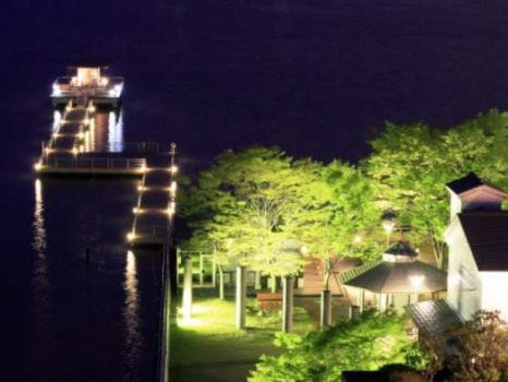 夜は湯の元公園と浮御堂がライトアップされ幻想的な雰囲気に・・・
