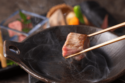 【幻のブランド牛】 石川が誇る至高の味わい「能登牛」。
【希少性】 「出荷頭数が限られているため、石川県外ではなかなかお目にかかれない『幻の牛』とも称されます。」
「とろけるような食感を、片山津の湯上がりにお愉しみください。」