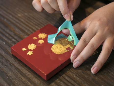 北陸最大規模の金箔専門店で小物入れの金箔貼り体験（体験時のシールは1枚となりす）