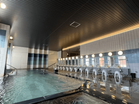 大浴場　内湯
【源泉にこだわる】柴山潟の底から湧き出る、海の恵みの「濃厚塩化物泉」
加賀温泉郷随一の「濃さ」。一度浸かればわかる、片山津の名湯をお楽しみいただけます。