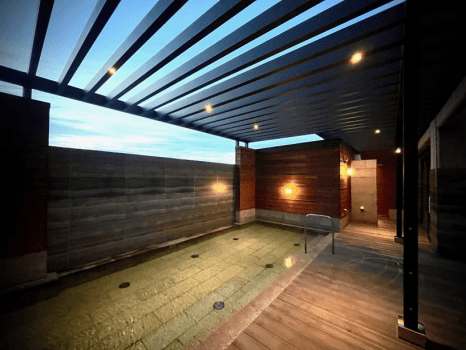 大浴場露天風呂　織姫
【源泉にこだわる】柴山潟の底から湧き出る、海の恵みの「濃厚塩化物泉」
加賀温泉郷随一の「濃さ」。一度浸かればわかる、片山津の名湯をお楽しみいただけます。