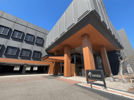 【2026年リニューアル】シックな意匠が彩る、新しい「季がさね」の佇まい

外観を全面的にリニューアルし、シックで落ち着きのある「柄」を基調としたモダンな装いへと生まれ変わりました。

柴山潟の穏やかな景観に馴染みつつも、凛とした存在感を放つ新しいデザイン。
一歩足を踏み入れる前から、日常を忘れさせるような「大人のおこもり感」を演出します。