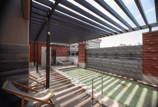 北陸「加賀温泉郷」の一つとして全国に名を馳せる名湯、片山津温泉。
霊峰白山を望む柴山潟の湖畔にあり、その泉質はナトリウム・カルシウム塩化物泉です。
保温効果があって湯冷めしにくく、女性に多い冷え性にも効能があると言われます。
加賀温泉郷随一の「濃さ」。一度浸かればわかる、片山津の名湯をお楽しみ頂けます。