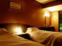 【ゆったりモダン和洋室】ベッドルームのイメージです。ベッドサイドもゆったり！