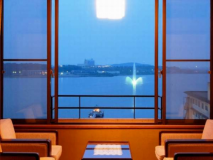 正面右の小さなあかりは、ライトアップされた湖上の噴水です【イメージ】