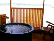 静かな湖畔に…ぼんやり露天風呂に浸かり癒しのひとときを…【イメージ】