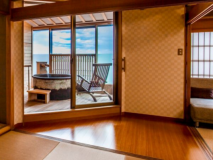 専用露天風呂一例【イメージ】日本庭園と柴山潟をご覧いただけます。いつでもお好きな時に温泉をお楽しみください。