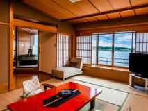 源泉流れる露天風呂は和室２間と和洋室の２タイプ。いつでもお好きな時に温泉をお楽しみください【イメージ】