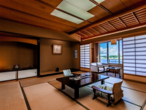 【湖を一望☆スタンダード和室イメージ】昼～夜～朝と湖の表情が変わります。時間によっては噴水が上がります☆