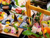 特選会席旬魚（のどぐろ・お造りグレードアップ・鯛しゃぶ）
「至福の魚三昧」～豪華お造りに・のどぐろ・鯛しゃぶで綴る北陸旅～

北陸の旅の主役は、やはり「海の幸」。 
当館の旬魚会席は、調理人がおすすめの旬魚を主役にした、お魚メインのフルコースです。