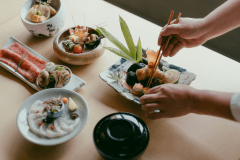 急がず、ゆったり。会話を楽しむ、大人のためのお食事スタイル。
次々に並ぶお料理に急かされることなく、お酒や会話をゆっくりとお愉しみいただきたい。
そんな想いから、当館では一品ずつ丁寧にご提供しております。 鮮度はそのままに、温かいお料理は器まで温かく。最後の一口まで、北陸の四季を五感でお愉しみください。