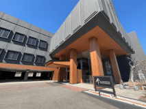 【2026年リニューアル】シックな意匠が彩る、新しい「季がさね」の佇まい

外観を全面的にリニューアルし、シックで落ち着きのある「柄」を基調としたモダンな装いへと生まれ変わりました。

柴山潟の穏やかな景観に馴染みつつも、凛とした存在感を放つ新しいデザイン。
一歩足を踏み入れる前から、日常を忘れさせるような「大人のおこもり感」を演出します。