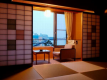 【ゆったりモダン和洋室イメージ】お部屋からは柴山潟を一望いただけます。