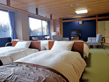 【ザ・メイン／和室フォースルーム】4つのベッドを配置した広々とした20畳のお部屋です。