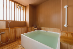 【源泉貸切風呂】ヒノキの香りが漂う中ノ沢温泉の上質の源泉を贅沢にかけ流しした広々とした貸切風呂。