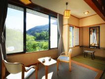【J-Styleヴィラ／和室】窓から美しい山景を眺める14.5畳の広めの空間。