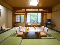 【J-Styleヴィラ／和室】窓から美しい山景を眺める14.5畳の広めの空間。