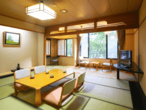 【J-Styleヴィラ／和室】窓から美しい山景を眺める14.5畳の広めの空間。