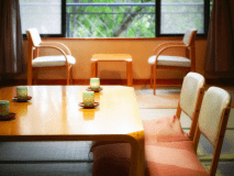 【J-Styleヴィラ／和室】窓から美しい山景を眺める14.5畳の広めの空間。