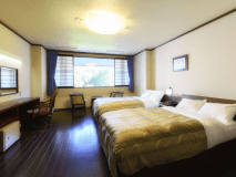 【ザ・メイン／洋室】クラシカルモダンに改装された洋室ツイン。リゾート気分を満喫いただけます。