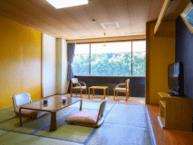 【ザ・メイン／和室】スタン―ドタイプの和室10畳です。ご家族やグループでのご旅行に最適です。